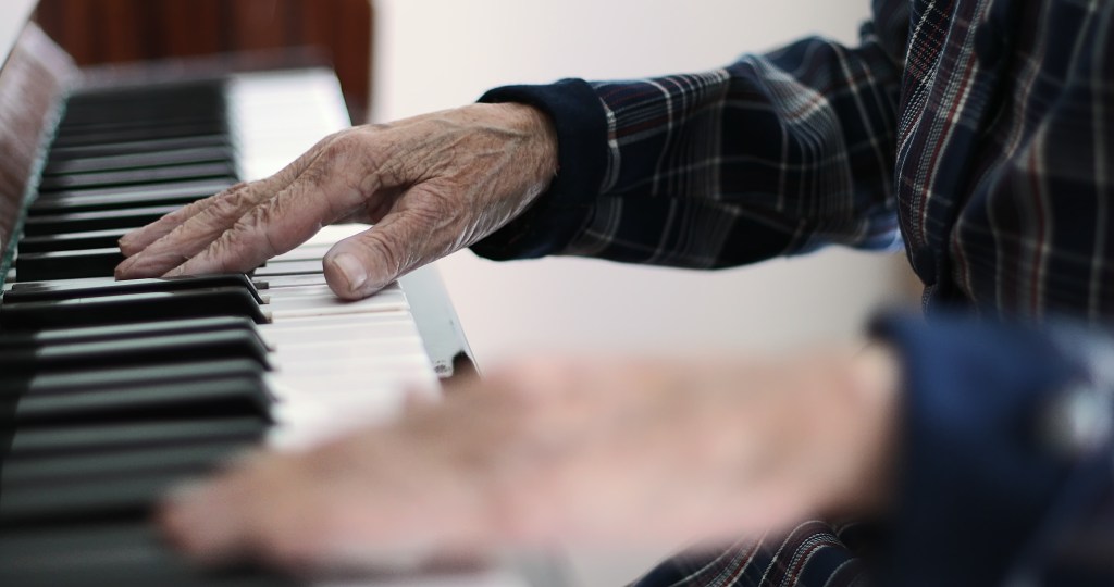 Comment débuter le piano à 60 ans et plus